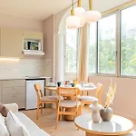 Stylish 1-Bedroom Apartment With Air Conditioning In Paris 17Th
