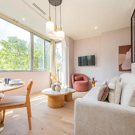 Stylish 1-bedroom With Air Conditioning In 17th Appartamento *